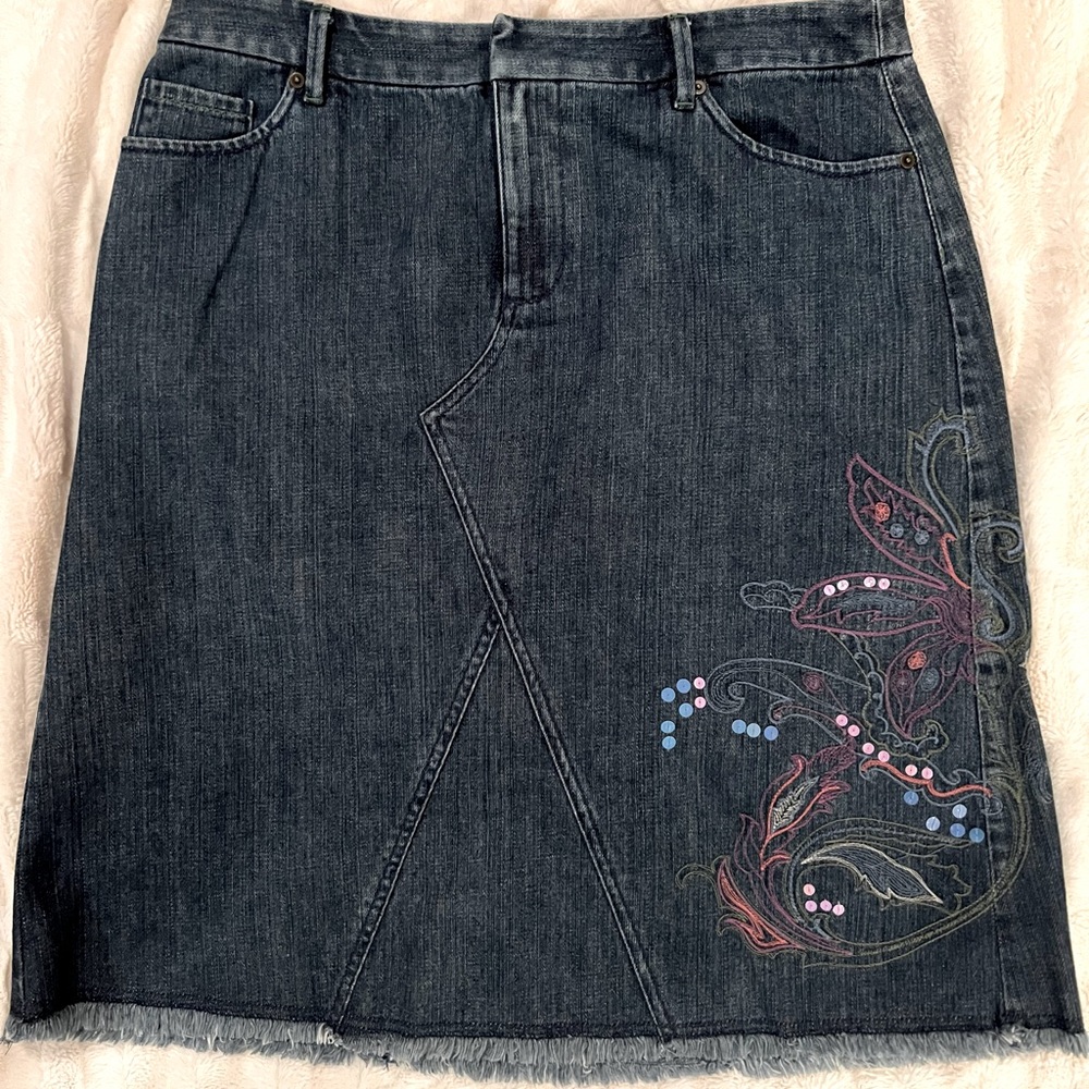 KATE HILL CASUAL DENIM JEAN SKIRT W/ FLORAL EMBROIDERY & FRAYED BOTTOM, SIZE 12